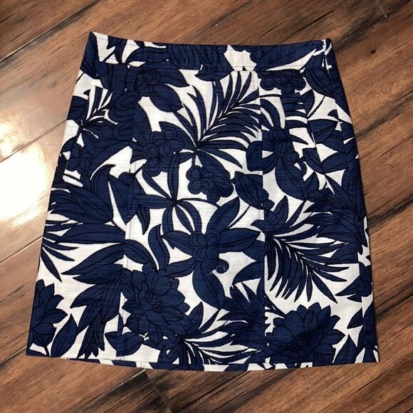 Ann Taylor Navy Blue and White Intricate Floral A Line Skirt Size 0 - Picture 1 of 1